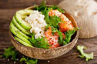 夏威夷p i>椰 /i> i>子 /i>碗配烤三文鱼,大米和鳄梨健康食品